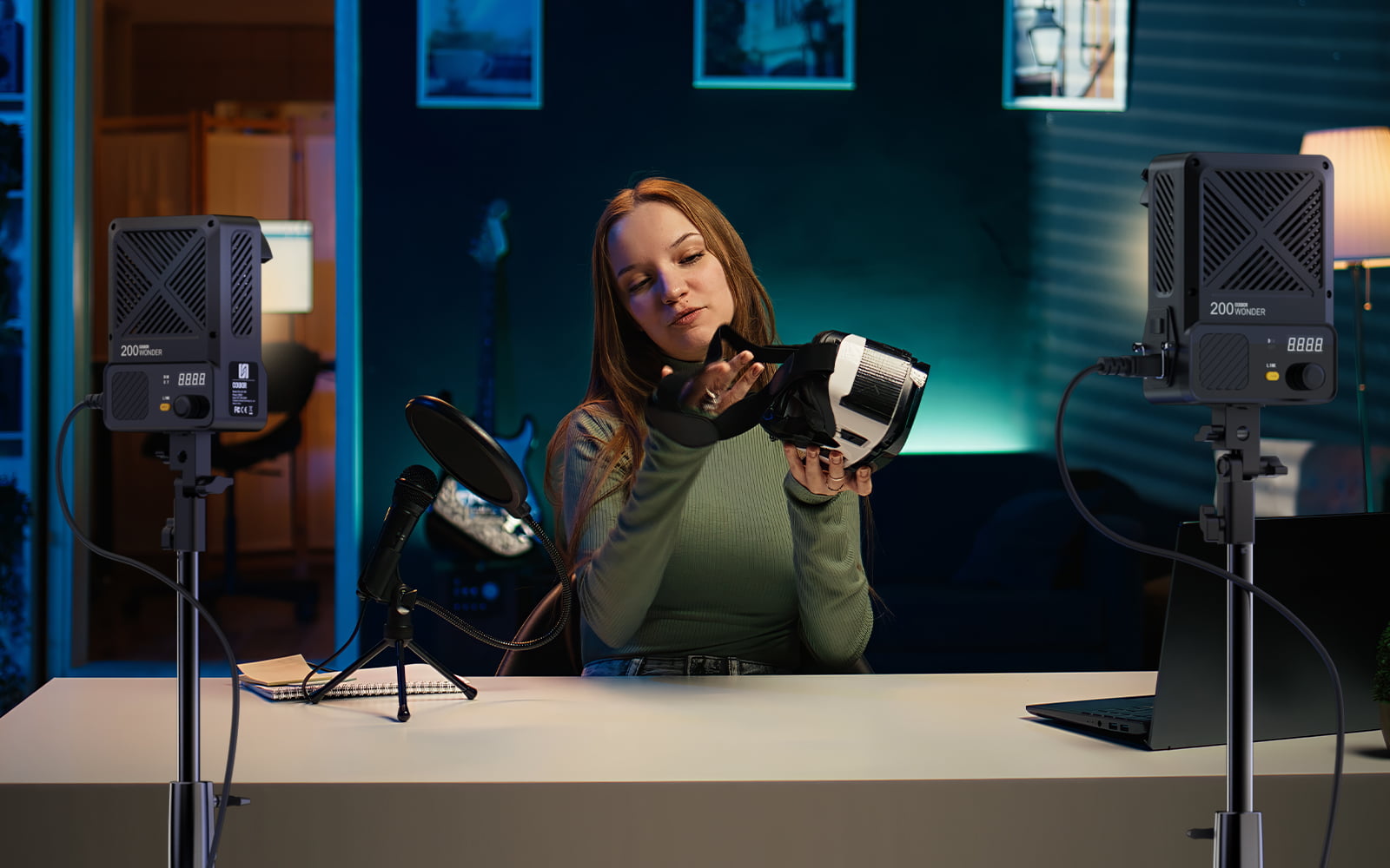 COLBOR W200 is used to illuminate the product review video.