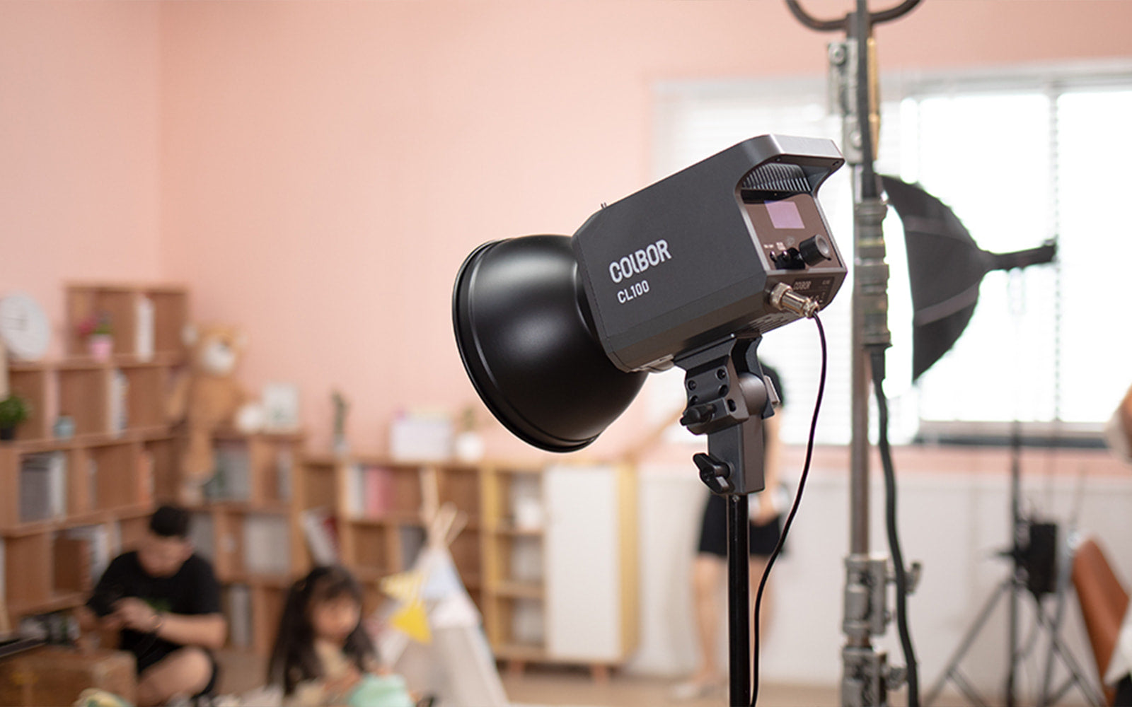 COLBOR CL100 is used for indoor shooting.